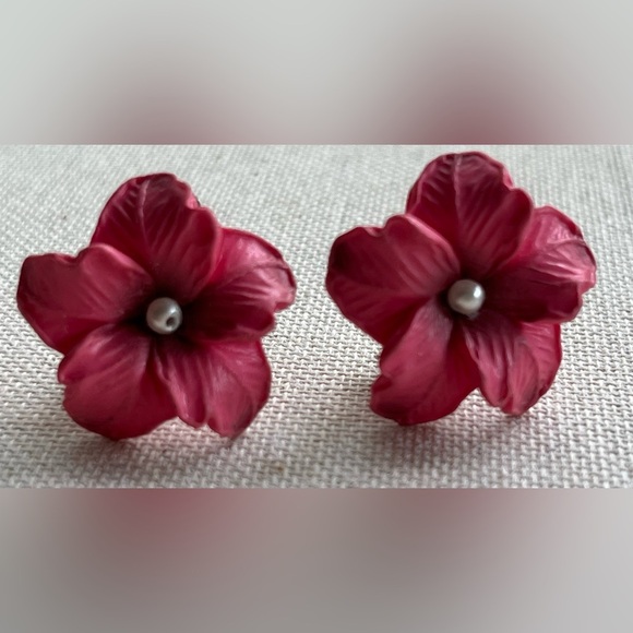 Vintage Pink Flower Clip-On Earrings with Faux Pearl Centers 🌸✨ - Picture 1 of 2